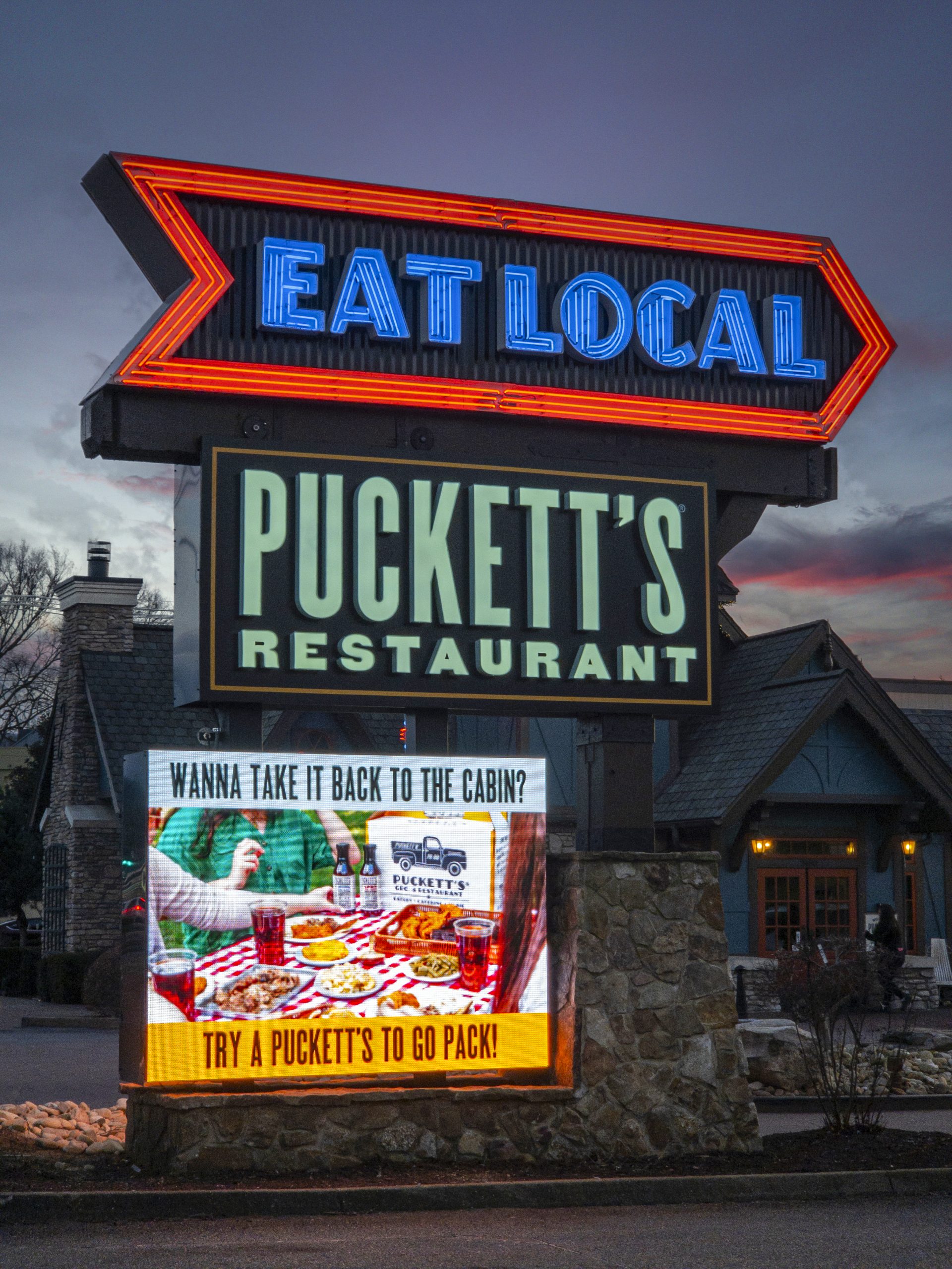 DIGITAL-LED-SIGN-AT-PUCKETTS-RESTAURANT-sign